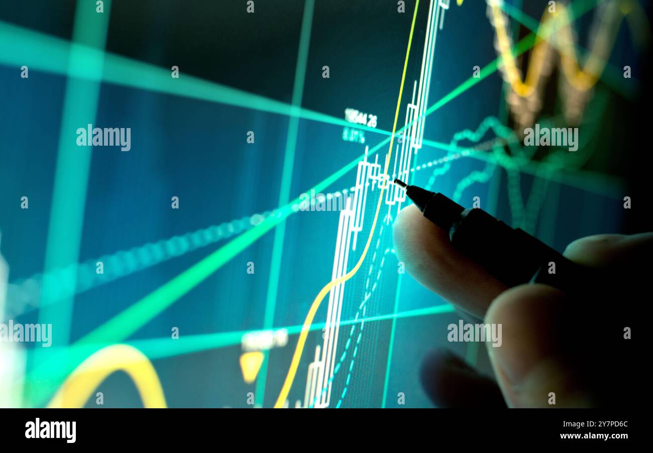 Ein Aktienhändler, der technische Markierungen eines Aktienkurses und einer Bewegung überprüft. Stockfoto