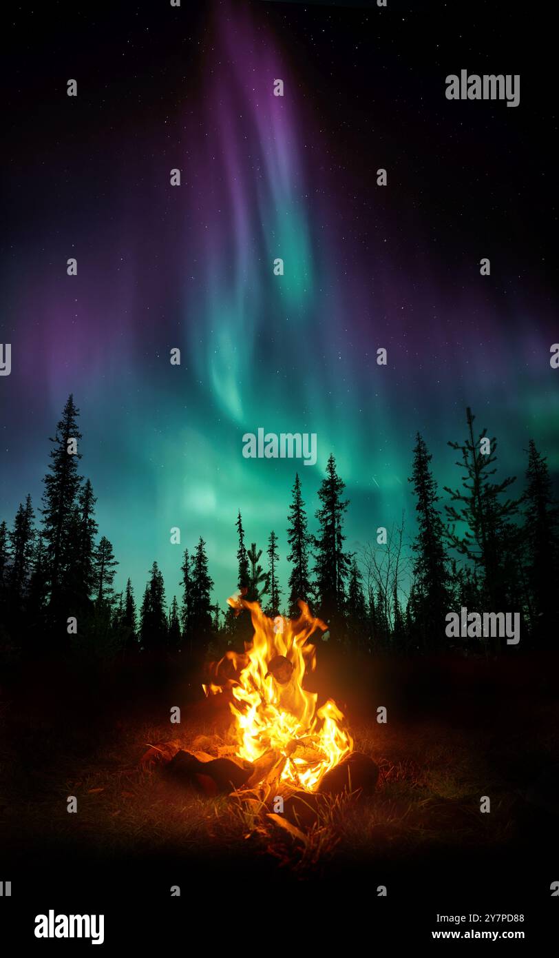 Wildes Und Gemütliches Lagerfeuer Unter Den Nordlichtern. Abenteuer-Reisekonzept. Foto-Composite Stockfoto