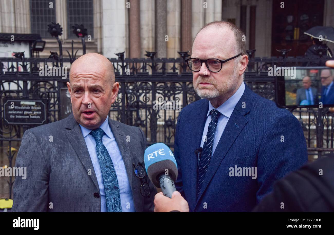 London, Großbritannien. Oktober 2024. Die Journalisten Barry McCaffrey und Trevor Birney sprechen mit den Medien, während die polizeiliche Überwachung der Gerichtsverhandlung von Journalisten vor den Royal Courts of Justice in London beginnt. Die beiden wurden angeblich von der Polizei ausspioniert, und die Handlungen der Polizei von Nordirland, der Durham Constabulary und der Londoner Met Police werden auf ihre Rolle bei der angeblichen rechtswidrigen Überwachung hin untersucht. Quelle: Vuk Valcic/Alamy Live News Stockfoto