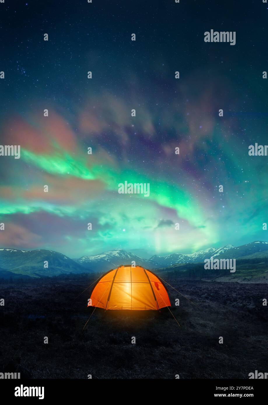Reiserlebnis Camping unter den Nordlichtern. Foto Composite. Stockfoto