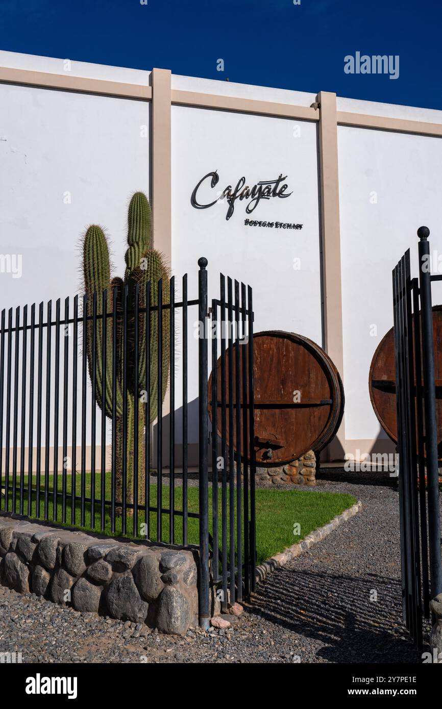Das Bodga Etchart Weingut in Cafayate, Argentinien, mit großen Weinfässern. Stockfoto