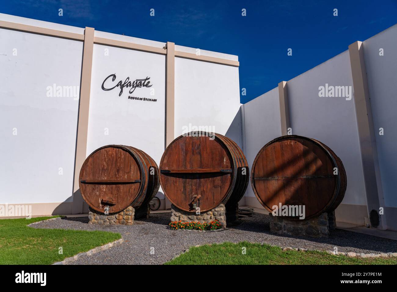 Das Bodga Etchart Weingut in Cafayate, Argentinien, mit großen Weinfässern. Stockfoto
