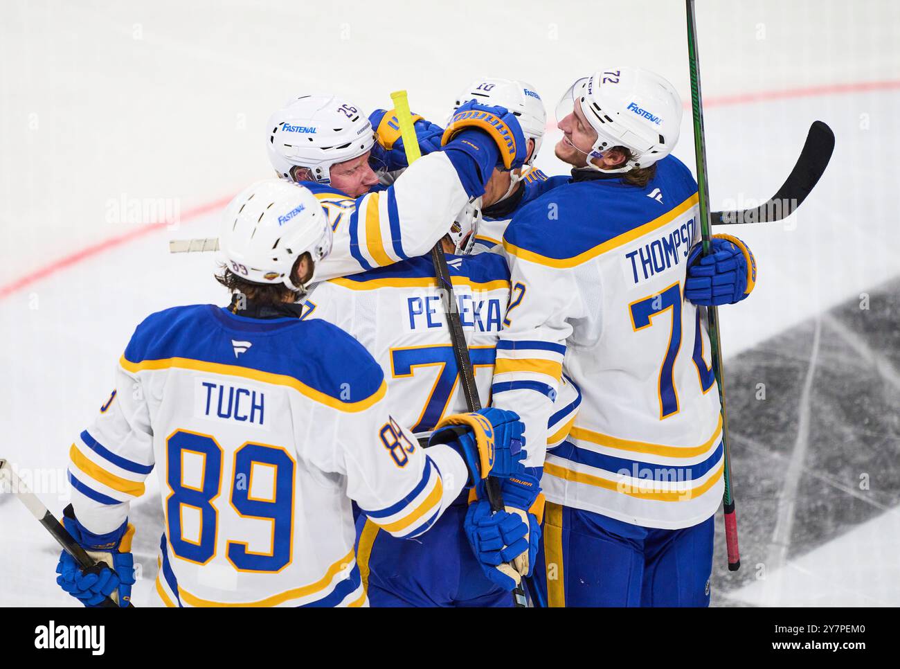 München, Deutschland. September 2024. John Jason JJ Peterka erzielt, schießt Tor, Tor, Treffer, Torschuss, mit Tagen Thompson, Buffalo Sabres 72 Alex Tuch, Buffalo Sabres 89 im Freundschaftsspiel der Global Series Challenge EHC RB MUENCHEN - BUFFALO SABRES 0-5 im SAP Garden in München, 27. September 2024. Saison 2024/2025, Spieltag x, Fotograf: ddp Images/STAR-Images Credit: ddp Media GmbH/Alamy Live News Stockfoto München, Deutschland. September 2024. John Jason JJ Peterka erzielt, schießt Tor, Tor, Treffer, Torschuss, mit Tagen Thompson, Buffalo Sabres 72 Alex Tuch, Buffalo Sabres 89 im Freundschaftsspiel der Global Series Challenge EHC RB MUENCHEN - BUFFALO SABRES 0-5 im SAP Garden in München, 27. September 2024. Saison 2024/2025, Spieltag x, Fotograf: ddp Images/STAR-Images Credit: ddp Media GmbH/Alamy Live News Stockfoto