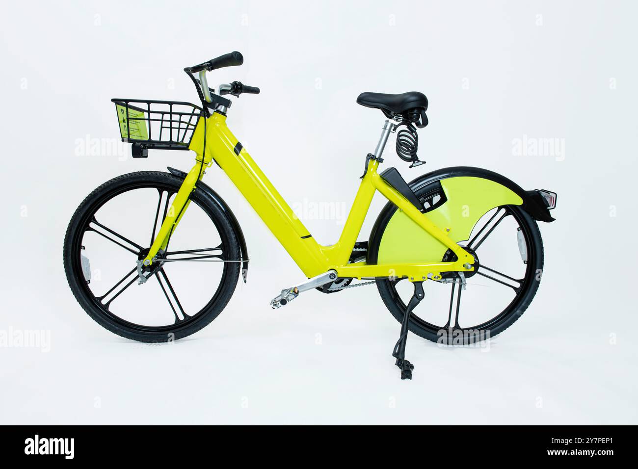 Neuer gelber Elektroroller isoliert auf weiß. Cityfahrrad des Mietsystems Stockfoto