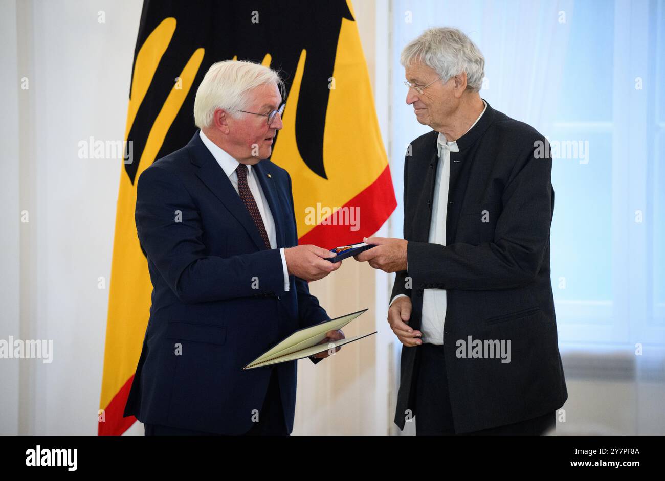 Berlin, Deutschland. Oktober 2024. Gerhard Polt aus Schliersee (Bayern) wird vom Bundespräsidenten Frank-Walter Steinmeier auf Schloss Bellevue mit dem Verdienstkreuz der Bundesrepublik Deutschland ausgezeichnet. Anlässlich des Tages der Deutschen Einheit ehrt Bundespräsident Steinmeier 28 Bürger mit dem Verdienstkreuz der Bundesrepublik Deutschland. Die 13 Frauen und 15 Männer haben sich hervorragend für die Werte der Demokratie eingesetzt. Quelle: Bernd von Jutrczenka/dpa/Alamy Live News Stockfoto