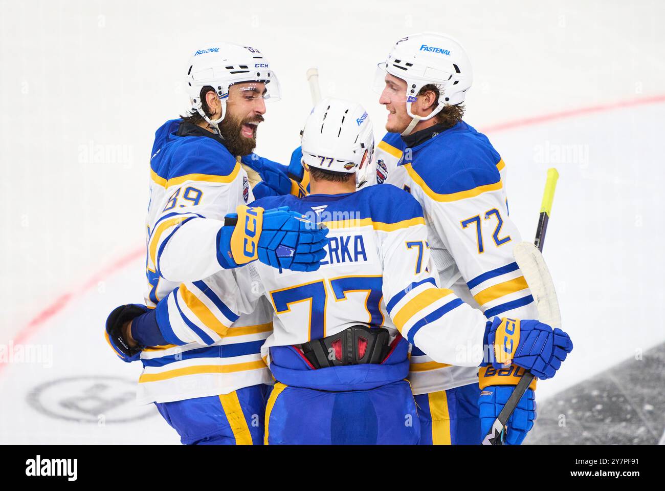 München, Deutschland. September 2024. John Jason JJ Peterka erzielt, schießt Tor, Tor, Treffer, Torschuss, mit Tagen Thompson, Buffalo Sabres 72 Alex Tuch, Buffalo Sabres 89 im Freundschaftsspiel der Global Series Challenge EHC RB MUENCHEN - BUFFALO SABRES 0-5 im SAP Garden in München, 27. September 2024. Saison 2024/2025, Spieltag x, Fotograf: ddp Images/STAR-Images Credit: ddp Media GmbH/Alamy Live News Stockfoto München, Deutschland. September 2024. John Jason JJ Peterka erzielt, schießt Tor, Tor, Treffer, Torschuss, mit Tagen Thompson, Buffalo Sabres 72 Alex Tuch, Buffalo Sabres 89 im Freundschaftsspiel der Global Series Challenge EHC RB MUENCHEN - BUFFALO SABRES 0-5 im SAP Garden in München, 27. September 2024. Saison 2024/2025, Spieltag x, Fotograf: ddp Images/STAR-Images Credit: ddp Media GmbH/Alamy Live News Stockfoto