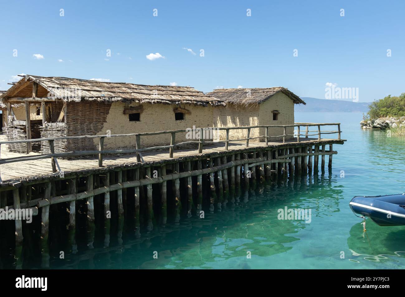 Wassermuseum in der Bucht der Knochen am Ohrid-See in Nordmazedonien. Beliebtes Touristenziel - fantastische Landschaft. Stockfoto