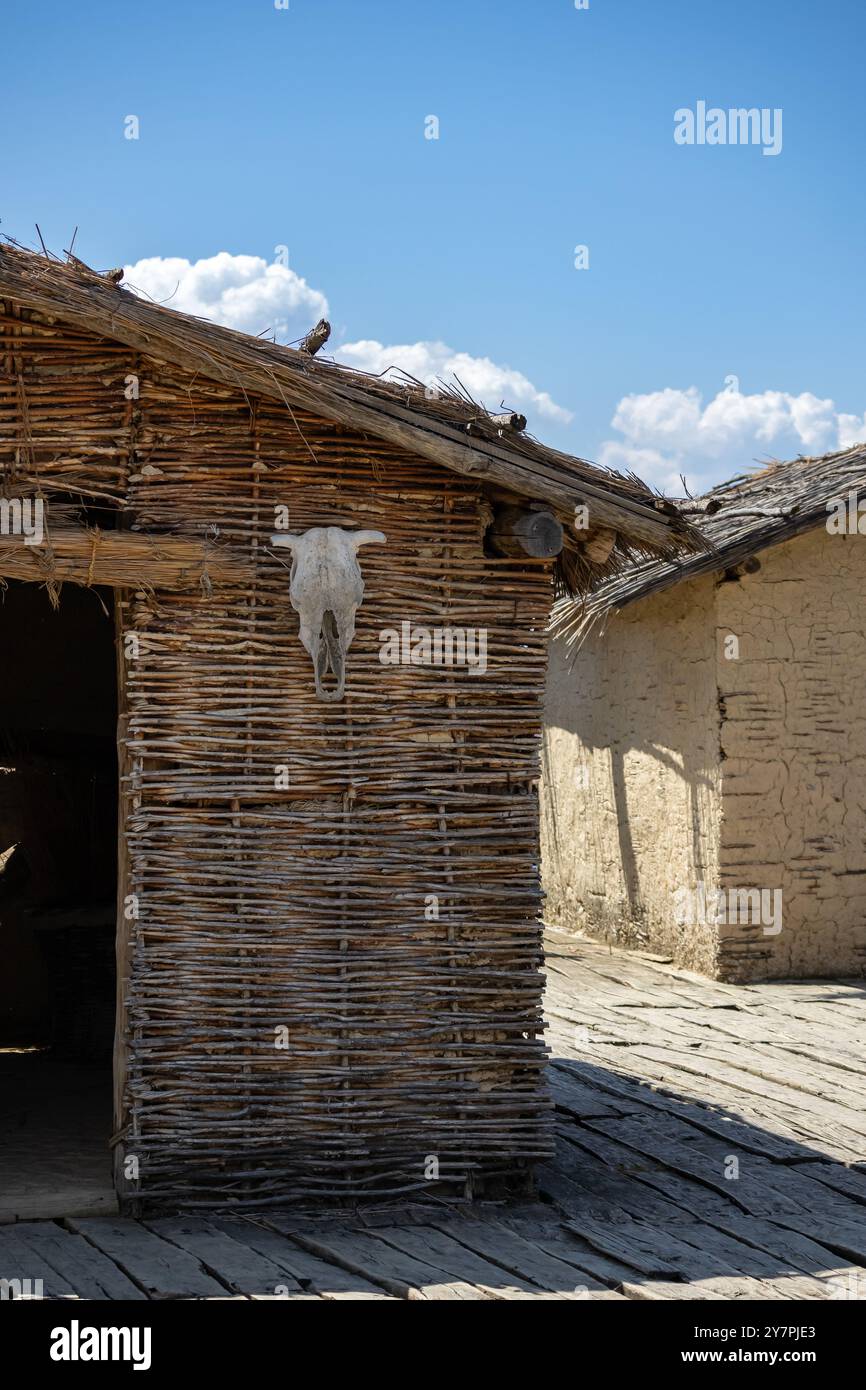 Wassermuseum in der Bucht der Knochen am Ohrid-See in Nordmazedonien. Beliebtes Touristenziel - fantastische Landschaft. Stockfoto