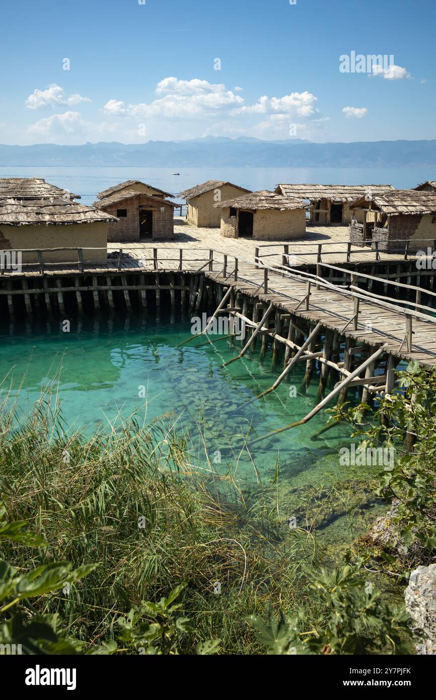 Wassermuseum in der Bucht der Knochen am Ohrid-See in Nordmazedonien. Beliebtes Touristenziel - fantastische Landschaft. Stockfoto