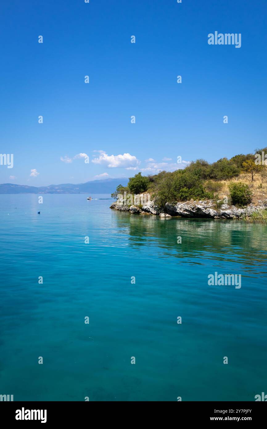 Wassermuseum in der Bucht der Knochen am Ohrid-See in Nordmazedonien. Beliebtes Touristenziel - fantastische Landschaft. Stockfoto