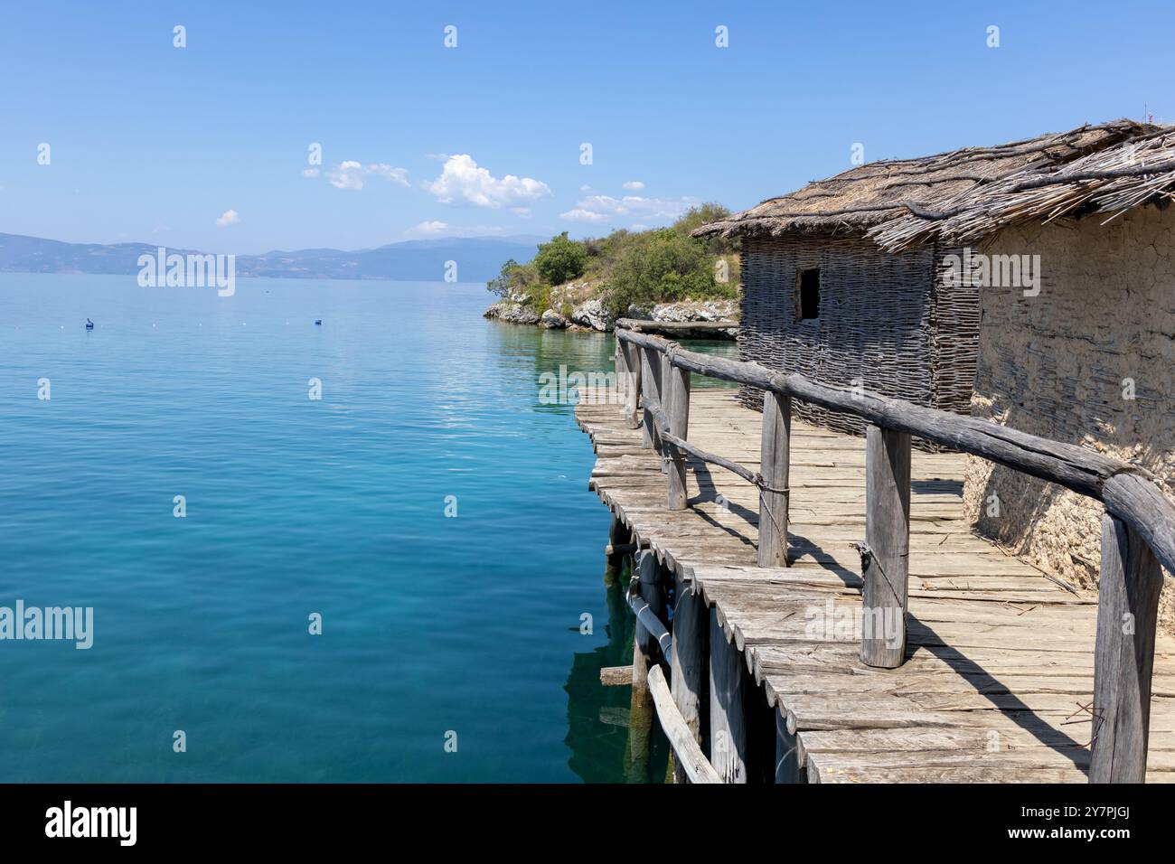 Wassermuseum in der Bucht der Knochen am Ohrid-See in Nordmazedonien. Beliebtes Touristenziel - fantastische Landschaft. Stockfoto