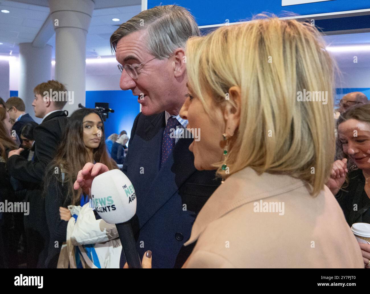 Birmingham, Großbritannien. Oktober 2024. Sir Jacob Rees-Mogg verlässt das Churchill Theatre auf der Konservativen Konferenz und lehnt ein Interview mit Emily Maitlis von "The News Agents" ab (LBC, Radio). Die Konservative Konferenz sagte: „Ich tue nur Dinge für GB News Today“. Birmingham Großbritannien. Bild : Garyroberts/worldwidefeatures.com Credit: GaryRobertsphotography/Alamy Live News Stockfoto