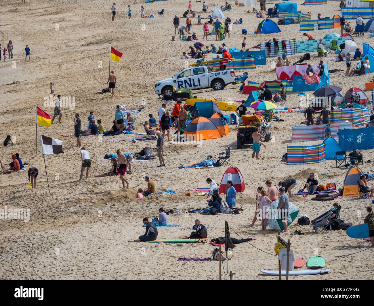 Überfüllter Summer Beach, Abholung am RNLI Beach, Porthmeor Beach, Cornwall, England, GROSSBRITANNIEN, GB. Stockfoto