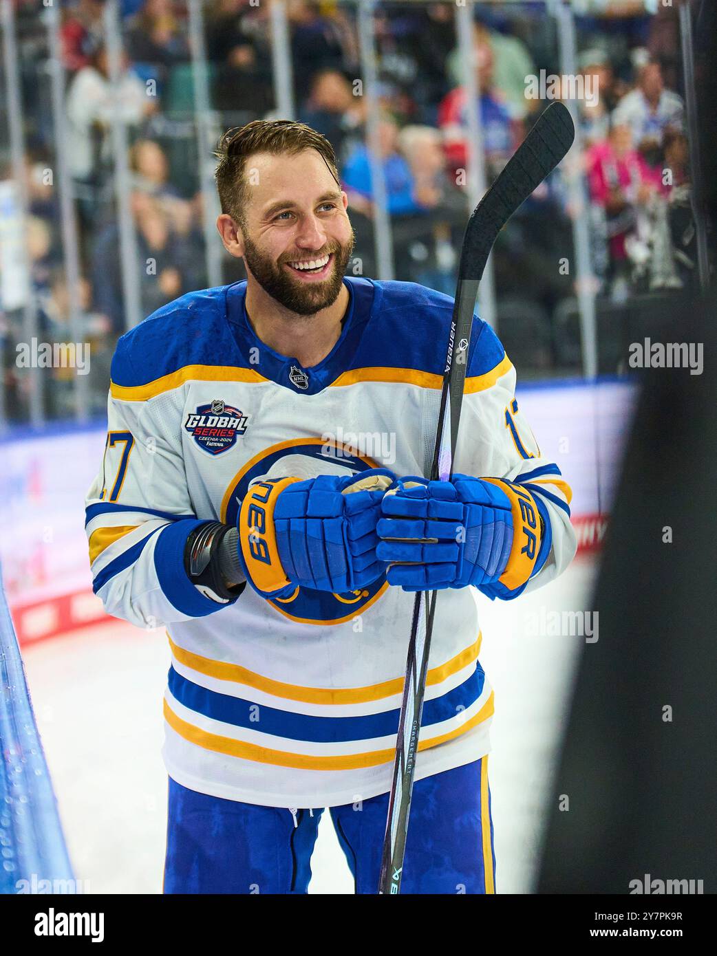 Owen Power, Buffalo Sabres 25 Servus TV Interview Gets Wet von Jason Zucker, Buffalo Sabres 17 im Freundschaftsspiel der Global Series Challenge EHC RB MUENCHEN - BUFFALO SABRES 0-5 im SAP Garden in München, 27. September 2024. Saison 2024/2025, Spieltag x, Fotograf: Peter Schatz Stockfoto