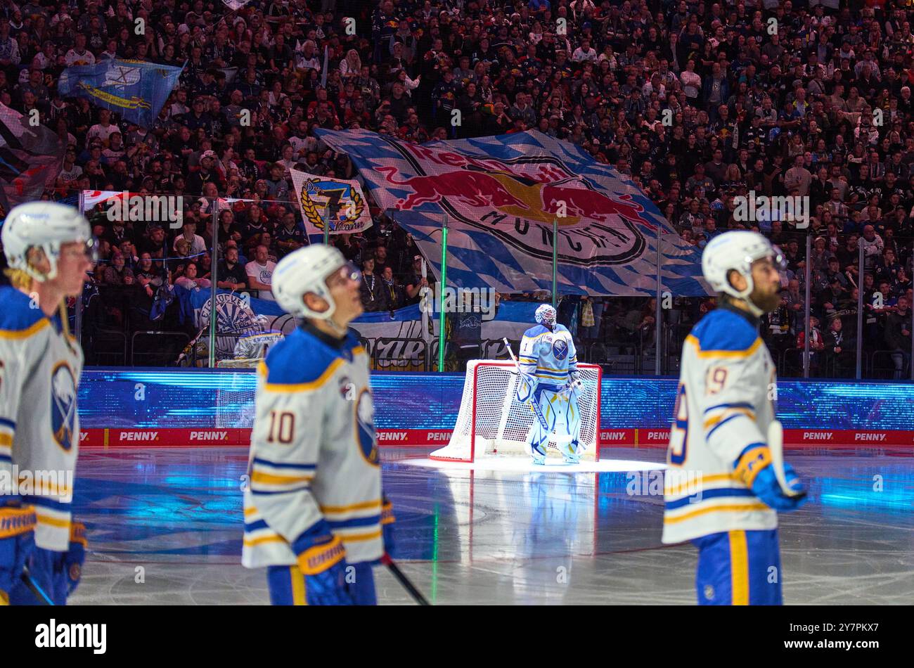 EHC-Fans, Ukko-Pekka Luukkonen, Torhüter Buffalo Sabres 1 im Freundschaftsspiel der Global Series Challenge EHC RB MÜNCHEN - BUFFALO SABRES 0-5 im SAP Garden in München, 27. September 2024. Saison 2024/2025, Spieltag x, Fotograf: Peter Schatz Stockfoto