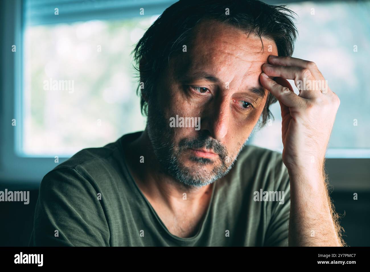 Porträt zielloser, unmotivierter reifer männlicher Umdenken, selektiver Fokus Stockfoto
