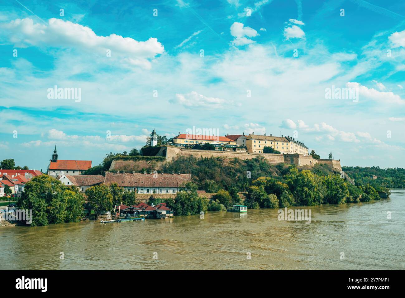 Petrovaradin Festung am Donauufer in Novi Sad, Serbien an sonnigen Sommertagen Stockfoto