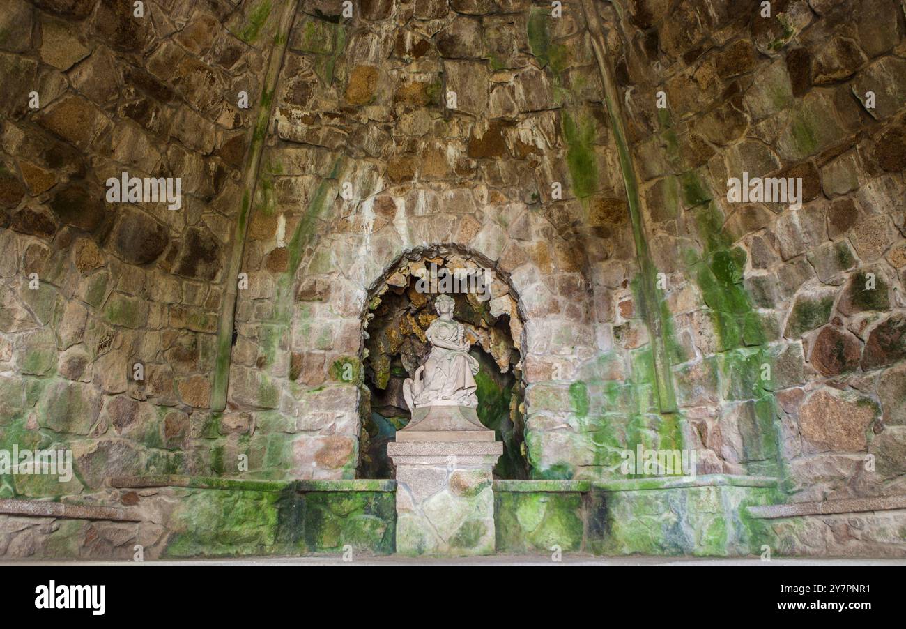 Sintra, Portugal, 8. August 2024: Quinta da Regaleira, eine der wichtigsten Touristenattraktionen von Sintra. Ledas Grotte Stockfoto
