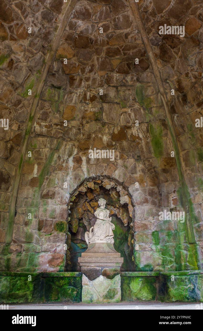 Sintra, Portugal, 8. August 2024: Quinta da Regaleira, eine der wichtigsten Touristenattraktionen von Sintra. Ledas Grotte Stockfoto