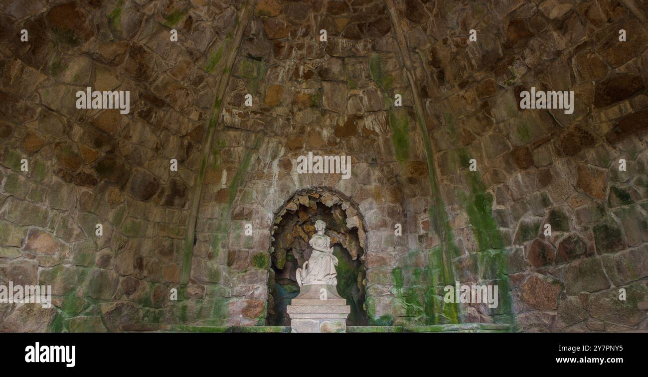 Sintra, Portugal, 8. August 2024: Quinta da Regaleira, eine der wichtigsten Touristenattraktionen von Sintra. Ledas Grotte Stockfoto