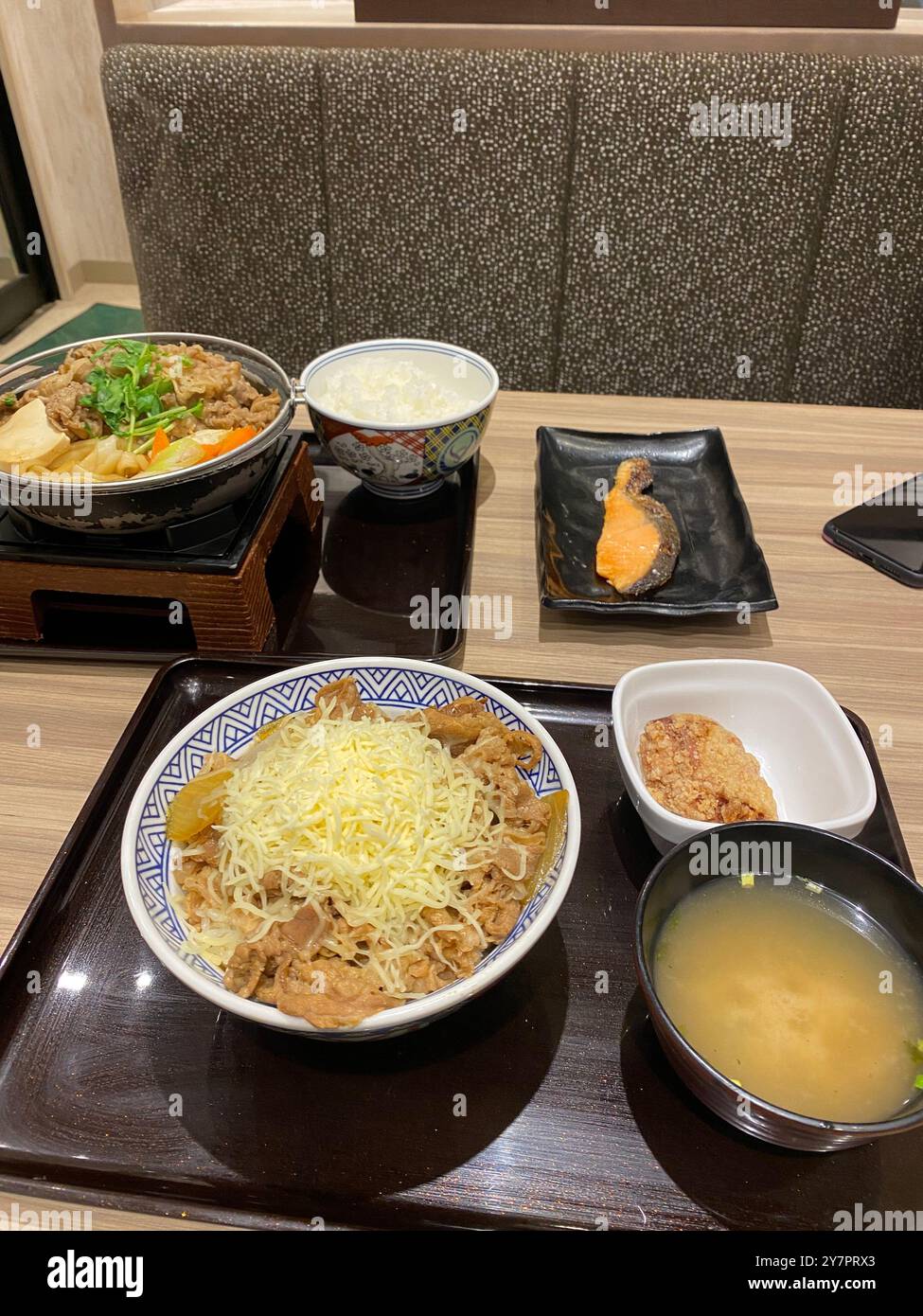 Japanisches Gyudon und Sukiyaki - Smartphone-aufgenommenes Stockfoto