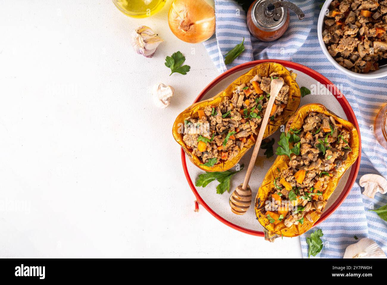 Gebackener gefüllter Butternusskürbis, im Ofen oder vom Grill gerösteter Butternusskürbis mit Rindfleisch und Gemüse, Stockfoto