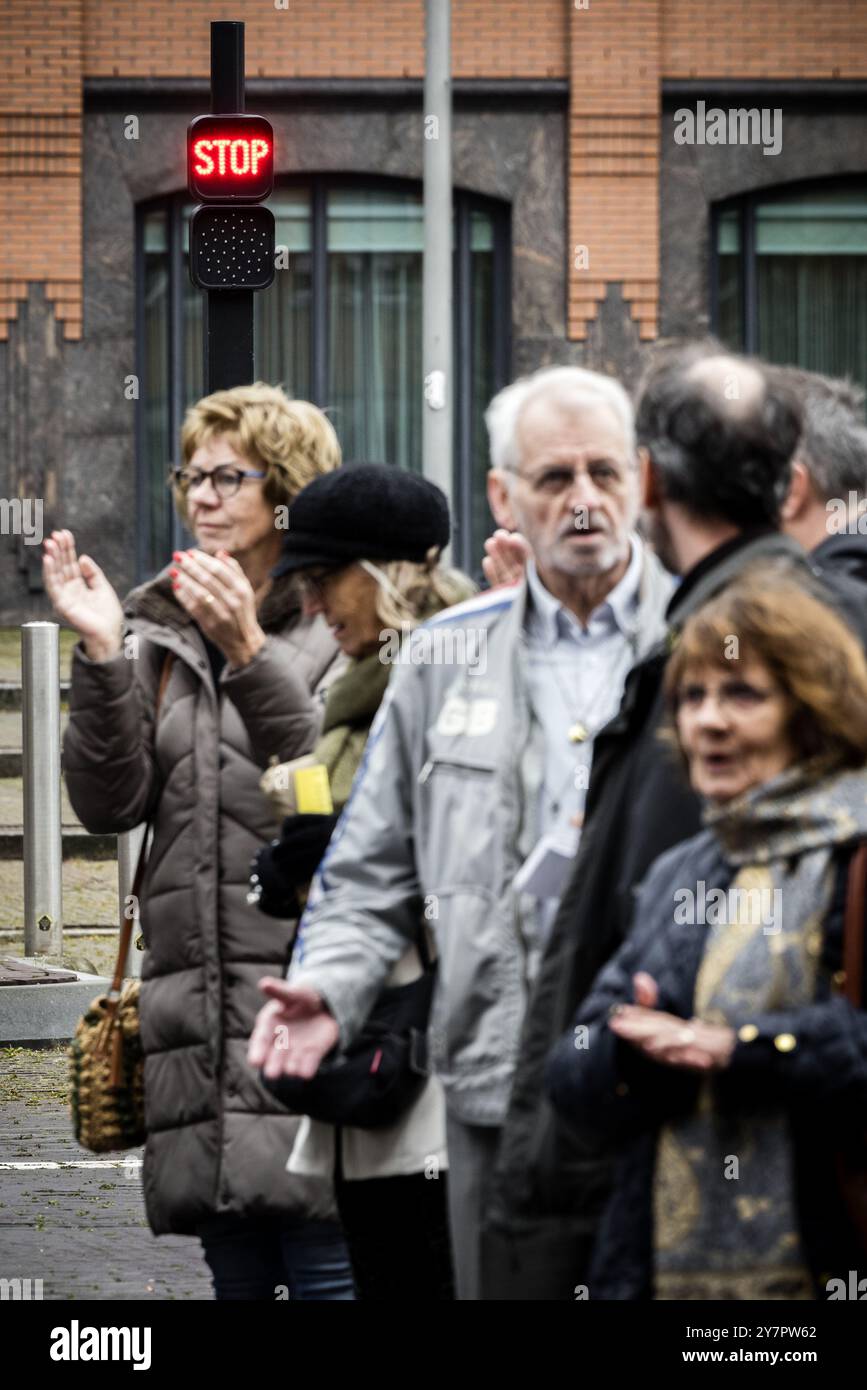DEN BOSCH - Sympathisanten von Wim van Dijk werden im Justizpalast tätig. Der Präsident der Life Endowment Foundation steht vor den Richtern des Strafgerichts mit drei Richtern. Er hat 213 Menschen ein Testament mit einem Anti-Anfall-Medikament gegeben. ANP ROB ENGELAAR niederlande aus - belgien aus Stockfoto