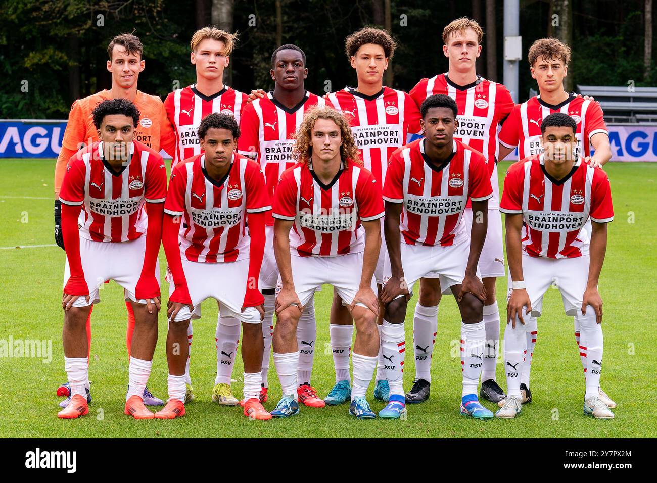 EINDHOVEN, NIEDERLANDE - 1. OKTOBER: Teamphoto von PSV U19 mit Tijn Smolenaars von PSV Eindhoven U19, EUS Waayers von PSV Eindhoven U19, Michael Anthony Bresser von PSV Eindhoven U19, Samuel Van Hoogen von PSV Eindhoven U19, Floris Bos von PSV Eindhoven U19, Fabian Merien von PSV Eindhoven UPSV Joel van den Berg vom PSV Eindhoven U19 und Ayodele Thomas vom PSV Eindhoven U19 während des Spiels der UEFA Youth Champions League 2024/25 zwischen PSV Eindhoven und Sporting Clube de Portugal auf dem PSV Campus Stockfoto