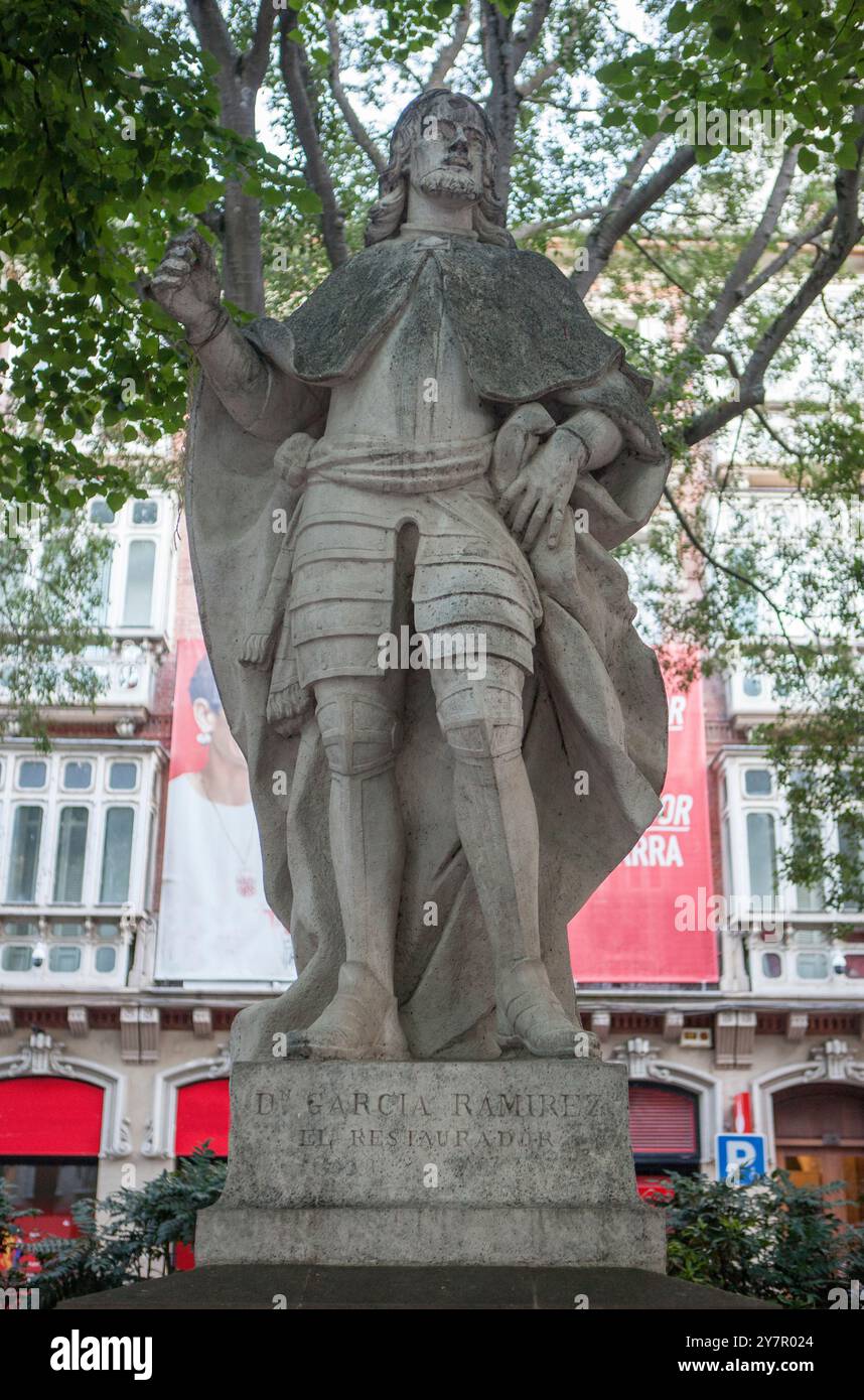 Pamplona, Spanien - 10. Juli 2024: Garcia Ramirez von Navarra Skulptur, von Domenico Olivieri 1747, Pamplona, Spanien Stockfoto