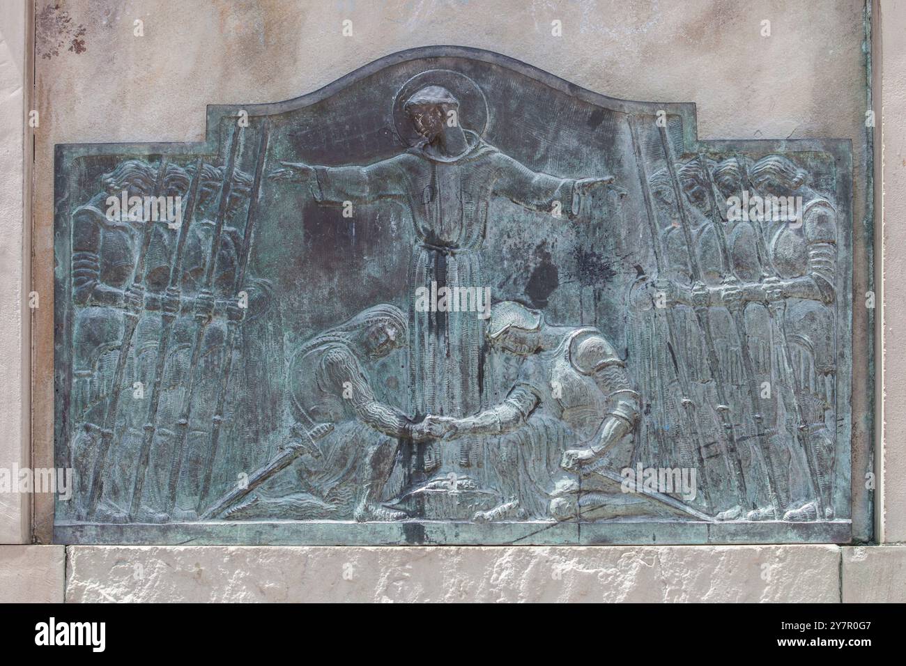 Pamplona, Spanien - 10. Juli 2024: Denkmal des hl. Franz von Assisi. Eine Befriedungsreduktion durch Ramon Arcaya im Jahre 1923, Pamplona, Navarra, Spanien Stockfoto