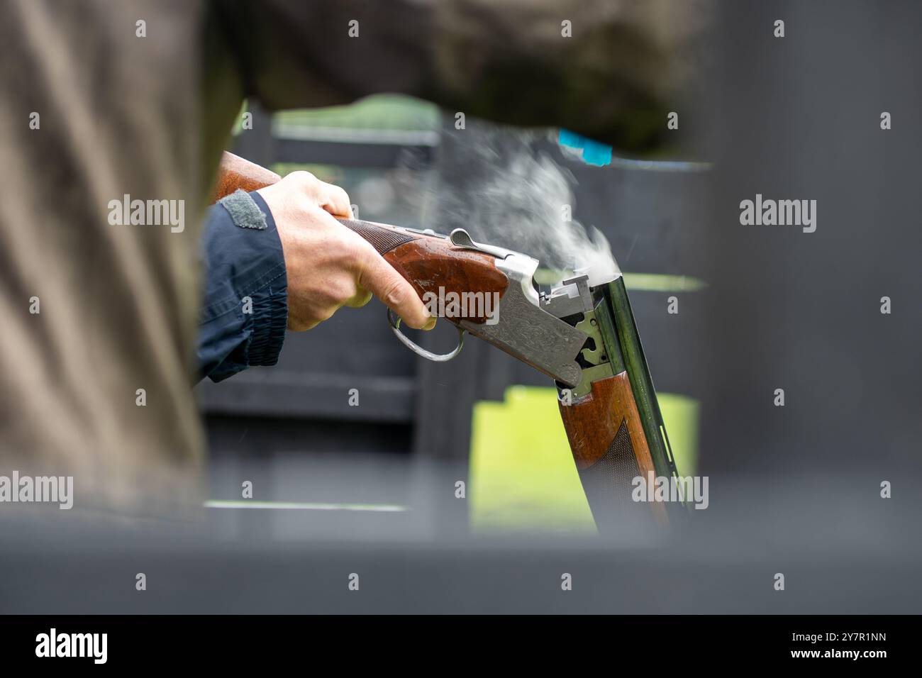 Rauch kommt von einer Schusswaffe auf einem Schießstand. Fotodatum: Mittwoch, 22. Mai 2024. Foto: Richard Gray/Alamy Stockfoto