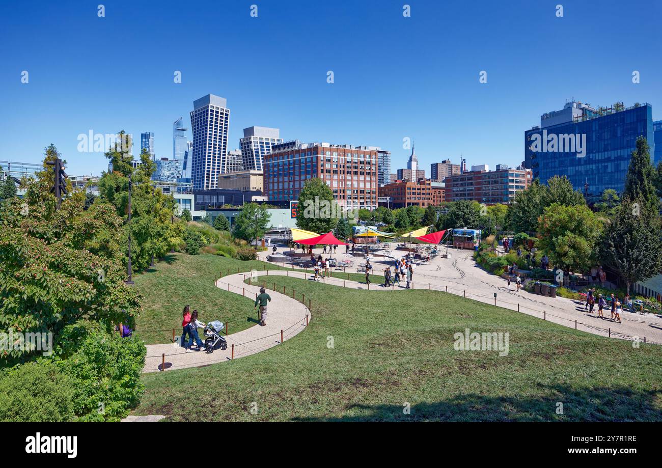 Main Lawn, vom Südwesten aus gesehen auf Little Island, einer künstlichen Insel, die auf Betonpfählen am Pier 55 in NYC am Hudson River entstand. Stockfoto