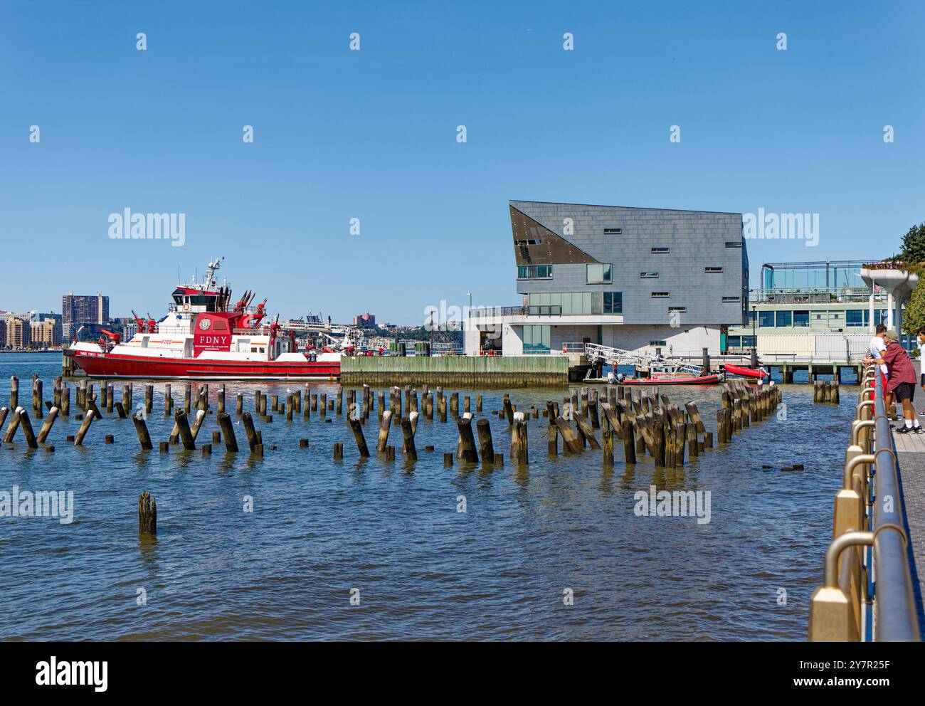 Feuerboot Three Forty Three, FDNY Marine 1 Liegeplatz, Hudson River Pier 53. Das Schiff erinnert an die 343 Feuerwehrleute, die am 11. September verloren wurden. Stockfoto