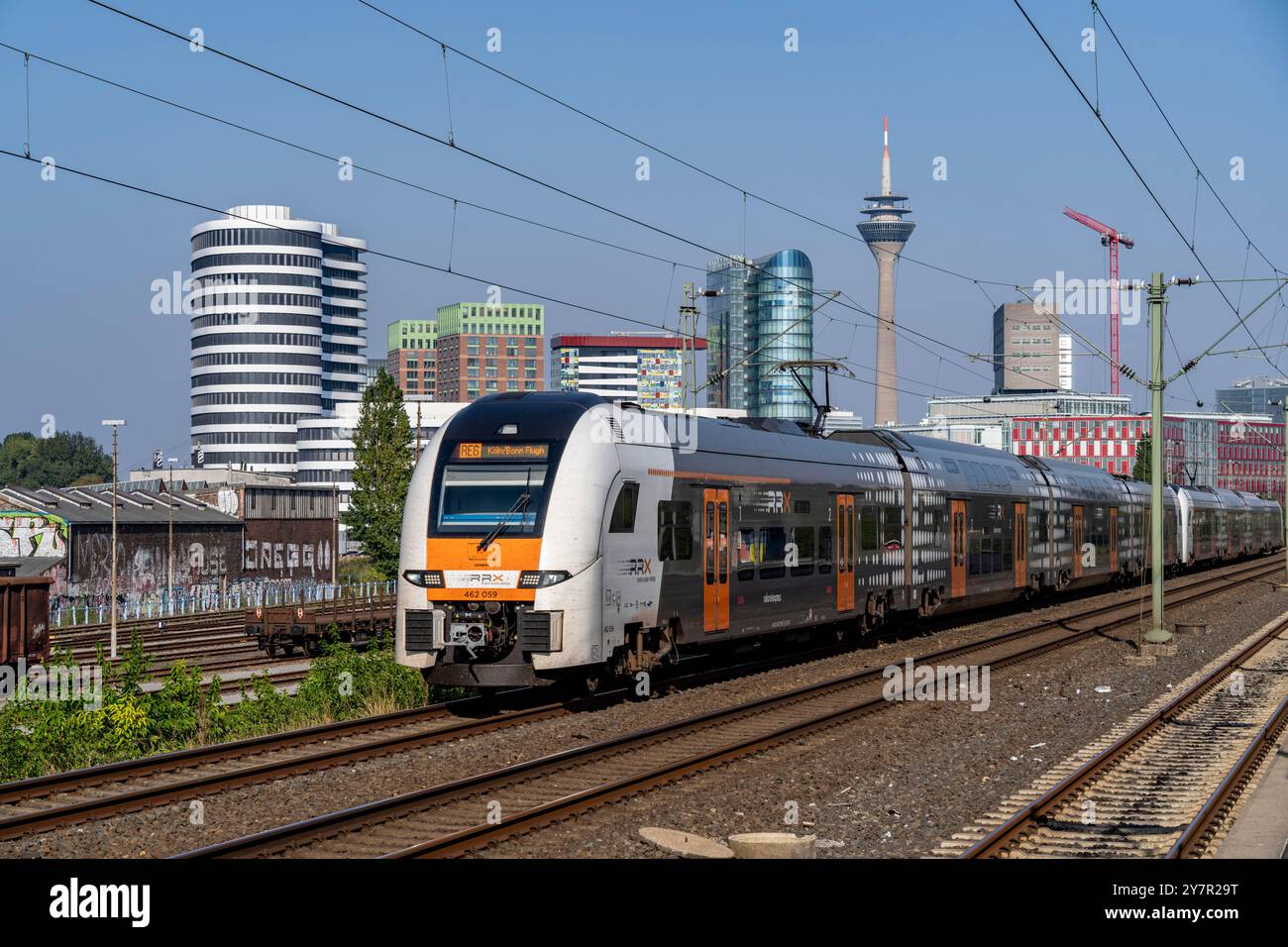 Regionalexpress RE6 nach Köln, RRX, Rhein-Ruhr-Express, Skyline der Düsseldorfer Innenstadt, Medienhafen, Regionalzug, Stockfoto