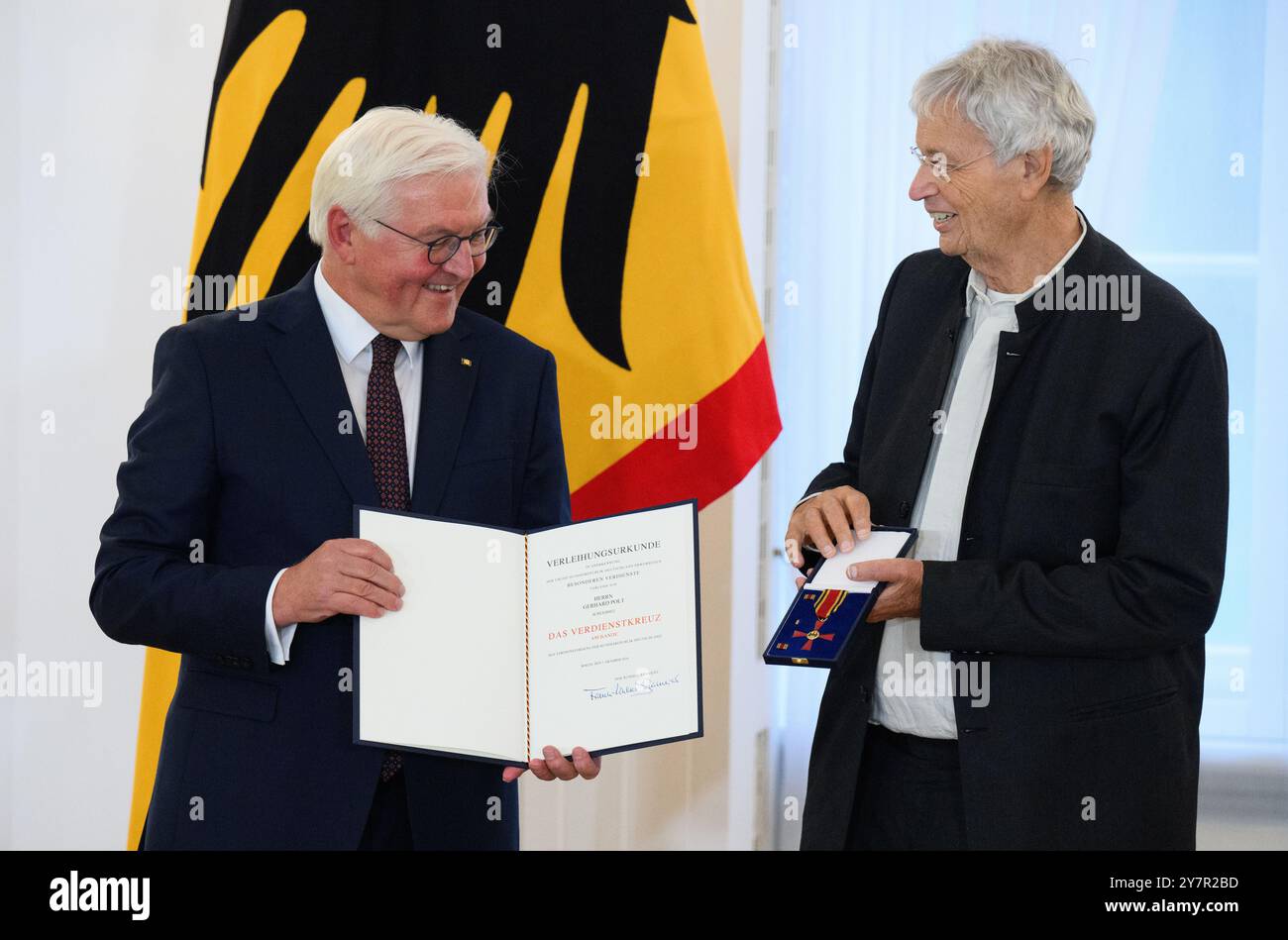 Berlin, Deutschland. Oktober 2024. Gerhard Polt aus Schliersee (Bayern) wird vom Bundespräsidenten Frank-Walter Steinmeier auf Schloss Bellevue mit dem Verdienstkreuz der Bundesrepublik Deutschland ausgezeichnet. Anlässlich des Tages der Deutschen Einheit ehrt Bundespräsident Steinmeier 28 Bürger mit dem Verdienstkreuz der Bundesrepublik Deutschland. Die 13 Frauen und 15 Männer haben sich hervorragend für die Werte der Demokratie eingesetzt. Quelle: Bernd von Jutrczenka/dpa/Alamy Live News Stockfoto