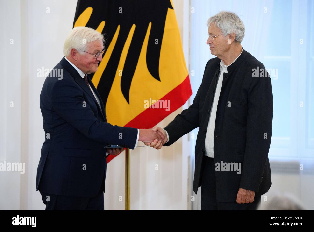 Berlin, Deutschland. Oktober 2024. Gerhard Polt aus Schliersee (Bayern) wird vom Bundespräsidenten Frank-Walter Steinmeier auf Schloss Bellevue mit dem Verdienstkreuz der Bundesrepublik Deutschland ausgezeichnet. Anlässlich des Tages der Deutschen Einheit ehrt Bundespräsident Steinmeier 28 Bürger mit dem Verdienstkreuz der Bundesrepublik Deutschland. Die 13 Frauen und 15 Männer haben sich hervorragend für die Werte der Demokratie eingesetzt. Quelle: Bernd von Jutrczenka/dpa/Alamy Live News Stockfoto