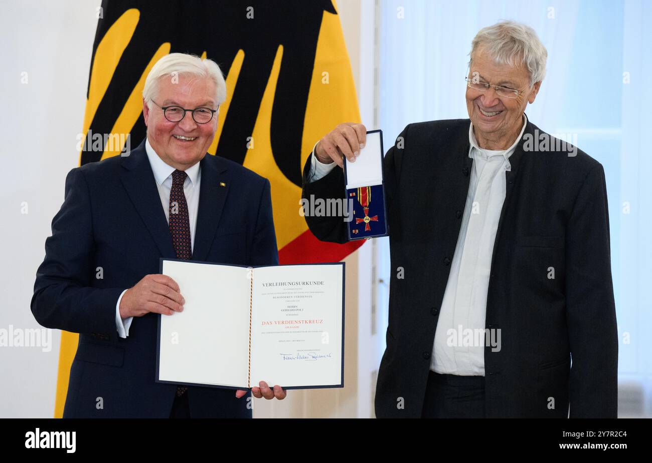 Berlin, Deutschland. Oktober 2024. Gerhard Polt aus Schliersee (Bayern) wird vom Bundespräsidenten Frank-Walter Steinmeier auf Schloss Bellevue mit dem Verdienstkreuz der Bundesrepublik Deutschland ausgezeichnet. Anlässlich des Tages der Deutschen Einheit ehrt Bundespräsident Steinmeier 28 Bürger mit dem Verdienstkreuz der Bundesrepublik Deutschland. Die 13 Frauen und 15 Männer haben sich hervorragend für die Werte der Demokratie eingesetzt. Quelle: Bernd von Jutrczenka/dpa/Alamy Live News Stockfoto