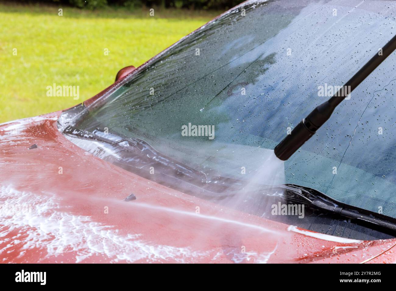 Selbstwaschendes Auto mit Unterdruck-Wasserstrahl Stockfoto