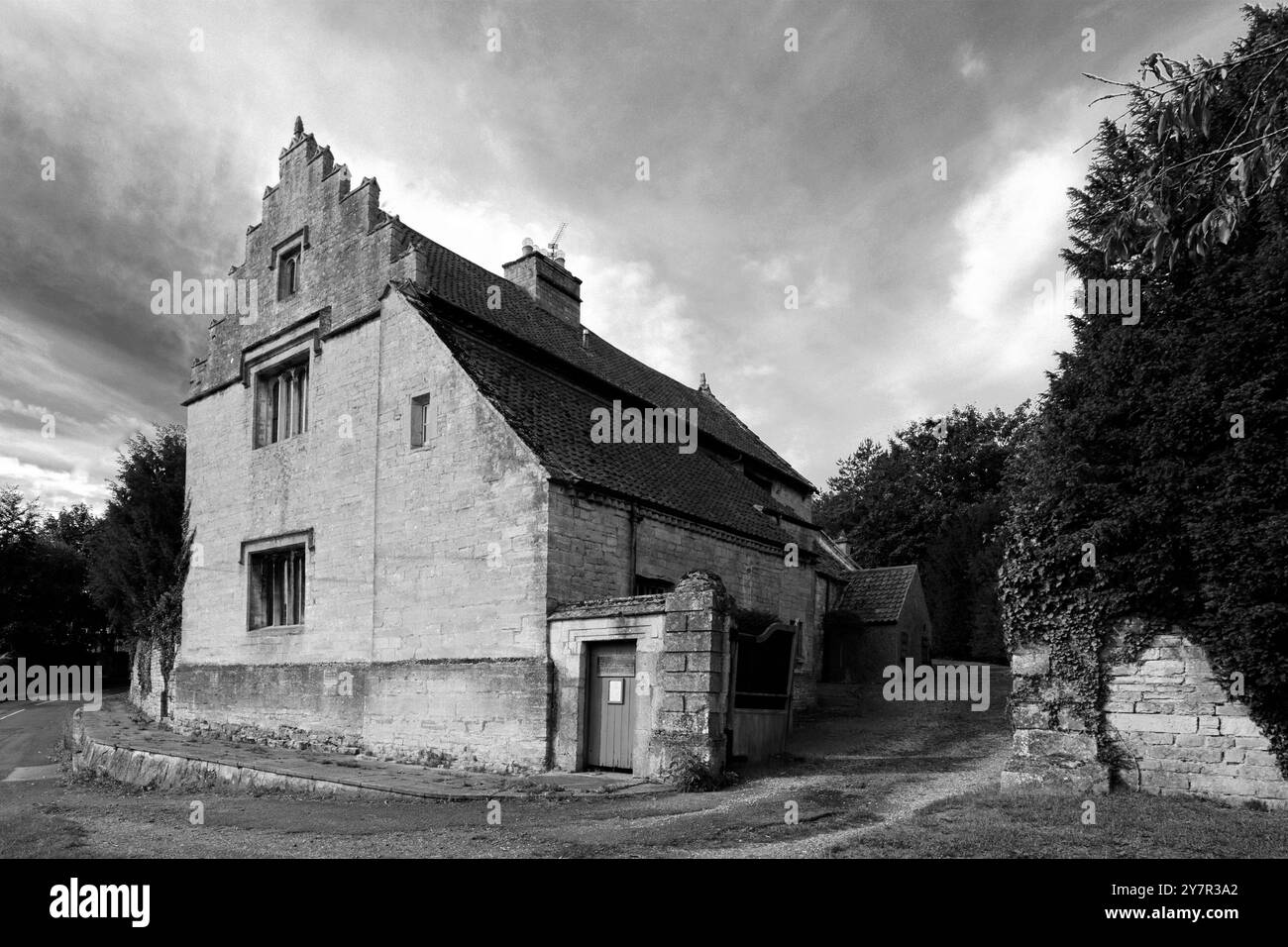 Das Ellys Manor House oder das Old Rectory ist ein Herrenhaus aus dem späten 15. Jahrhundert in Great Ponton Village in South Kesteven in Lincolnshire, England. Stockfoto