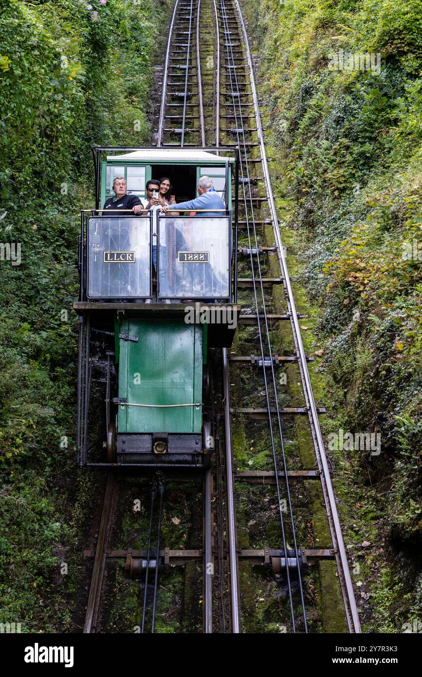Lynton and Lynmouth Cliff Railway, eine wasserbetriebene Standseilbahn, gebaut 1888. Devon, Großbritannien. Stockfoto
