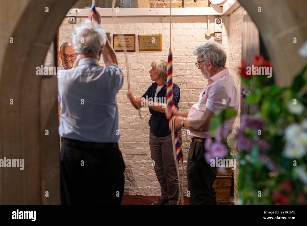 Glockengeläuter (Camponologen) in einer Kirche. Fotodatum: Freitag, 7. Juni 2024. Foto: Richard Gray/Alamy Stockfoto