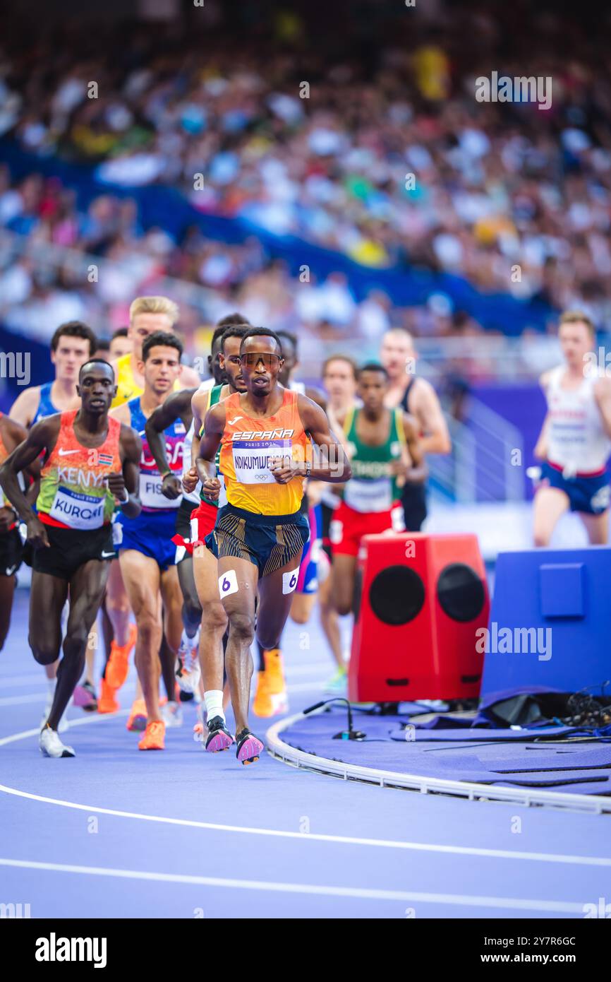 Thierry Ndikumwenayo nahm an den 5000 Metern bei den Olympischen Spielen 2024 in Paris Teil. Stockfoto