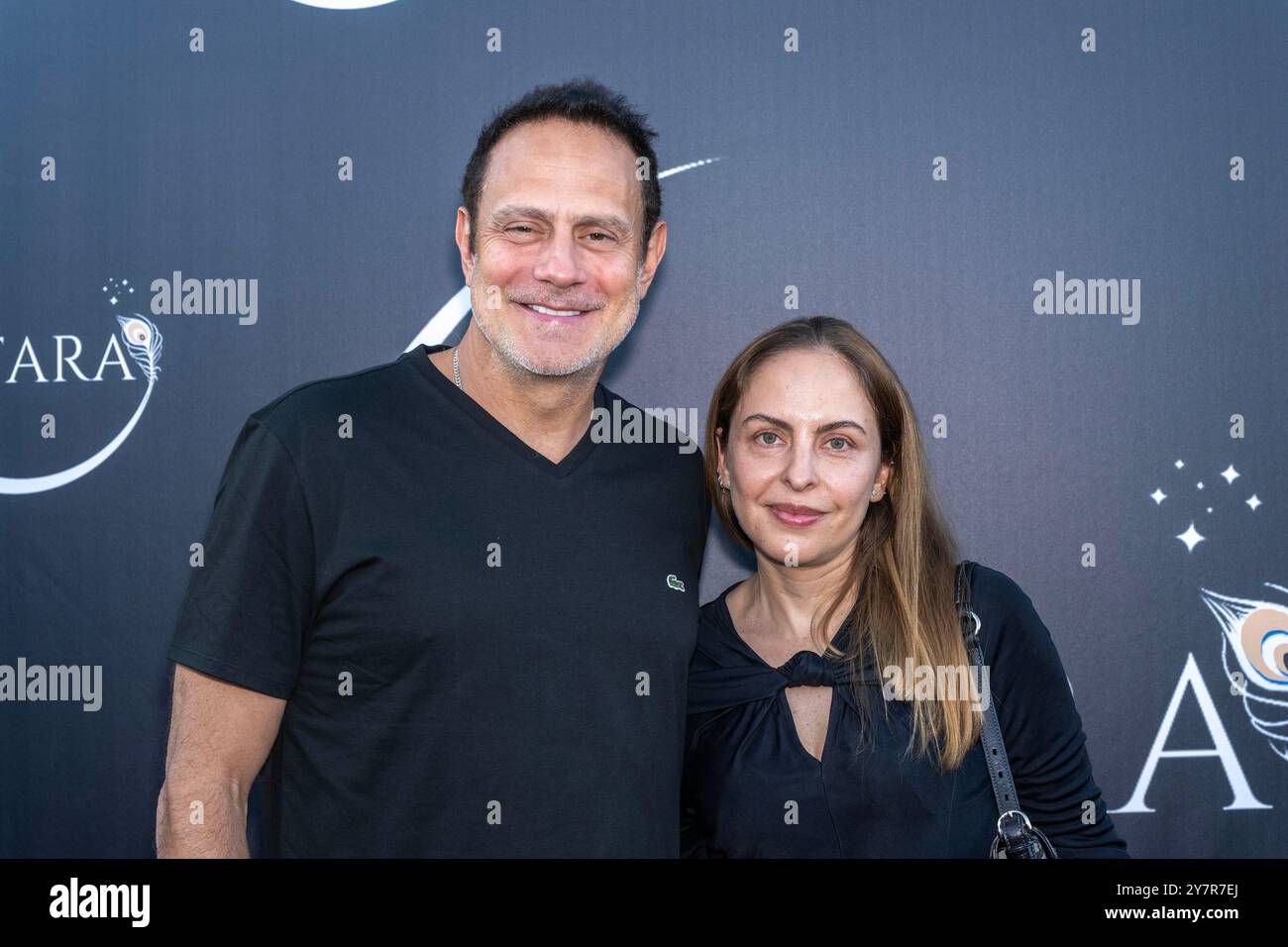 Burbank, USA. 30. September 2024. Assistant Vise President von ASCAP Mike Todd mit Ehefrau Laura nimmt an der offiziellen Grand Opening Celebration von SATARA Wellness im SATARA-House of Mystical Wellness, Los Angeles, CA, 30. September 2024 Teil Credit: Eugene Powers/Alamy Live News Stockfoto