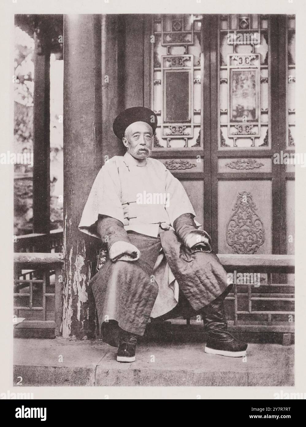 Vintage-Foto von Wen Xiang (Wen-Siang), Staatsminister der Mandschu. 1875 Wen Xiang (1818–1876), aus dem Gu’erjia-Clan, Stilname Bochuan, Beiname Zishan, gebürtig aus Shengjing Zhenghong Banner, einer politischen Figur der späten Qing-Dynastie und einer der wichtigsten Führer der Selbststärkungsbewegung. Stockfoto