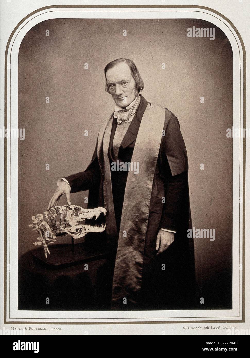 Sir Richard Owen. Sir Richard Owen KCB FRMS FRS (1804–1892) war ein englischer Biologe, vergleichender Anatomist und Paläontologe. Owen gilt allgemein als ein herausragender Naturforscher mit einer bemerkenswerten Begabung für die Interpretation von Fossilien. Owen produzierte eine große Bandbreite wissenschaftlicher Arbeiten, aber heute ist es wahrscheinlich am besten, das Wort Dinosauria (was „schrecklicher Reptil“ oder „Furchtvoller großer Reptil“ bedeutet) zu prägen. Stockfoto