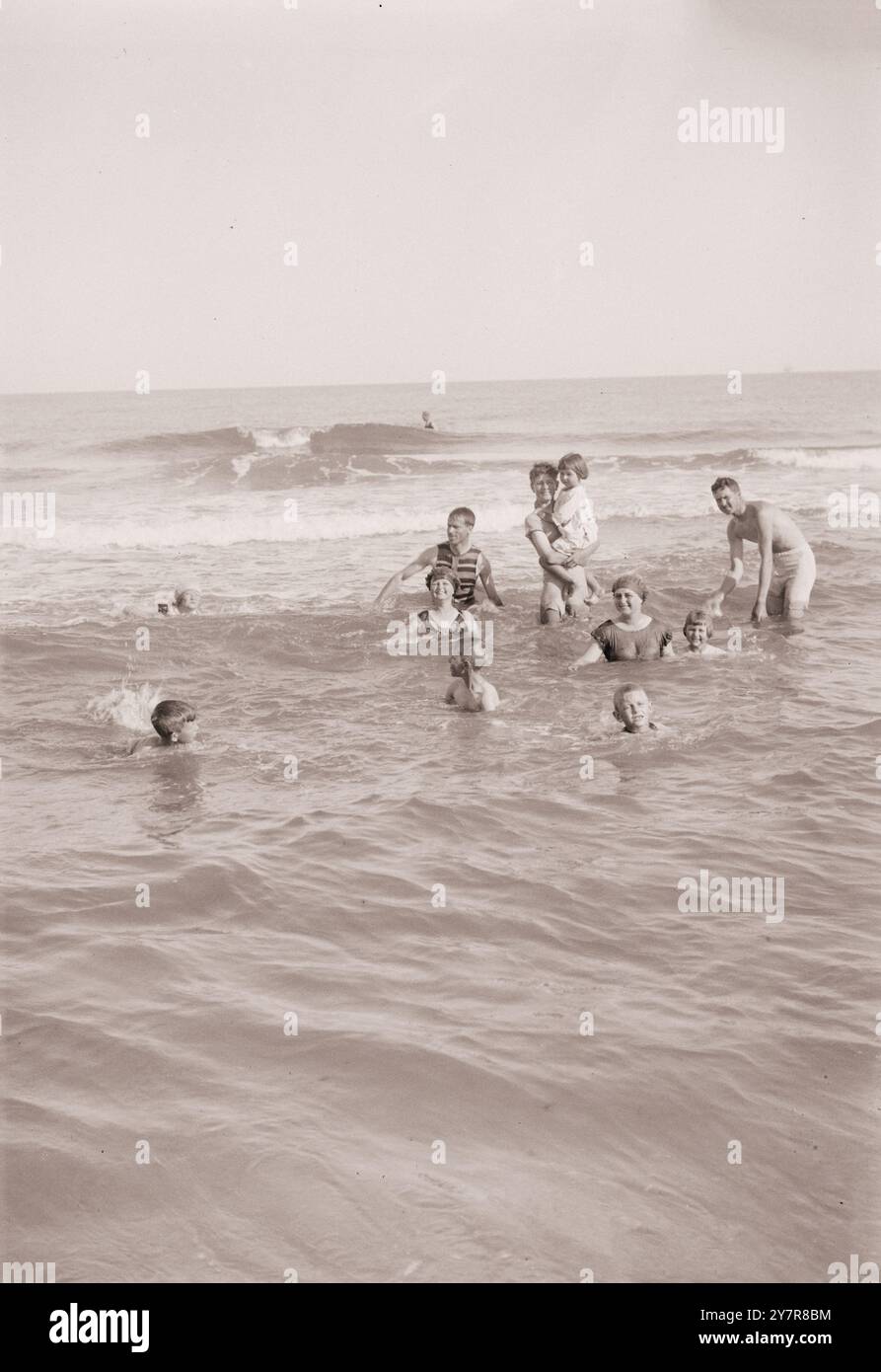 Vintage-Foto von einer Gruppe amerikanischer Kolonien beim Baden während des Campingausflugs in Askalon. Palästina. 1898-1930 Stockfoto