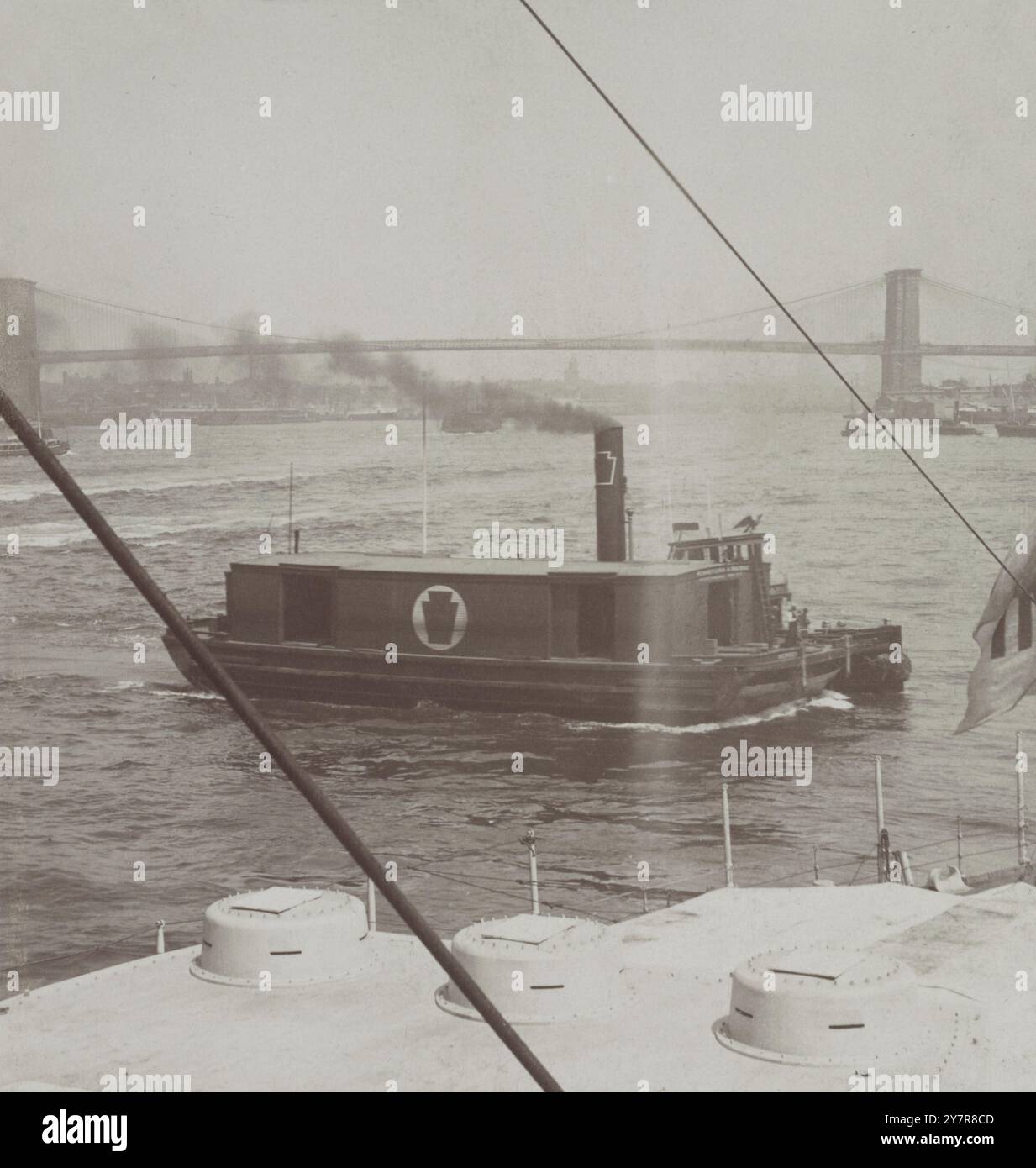 Vintage-Foto der Brooklyn Bridge und der Strecke der New East River Bridge vom Oberdeck des neuen Schlachtschiffs „Maine“. USA. 1902 Stockfoto