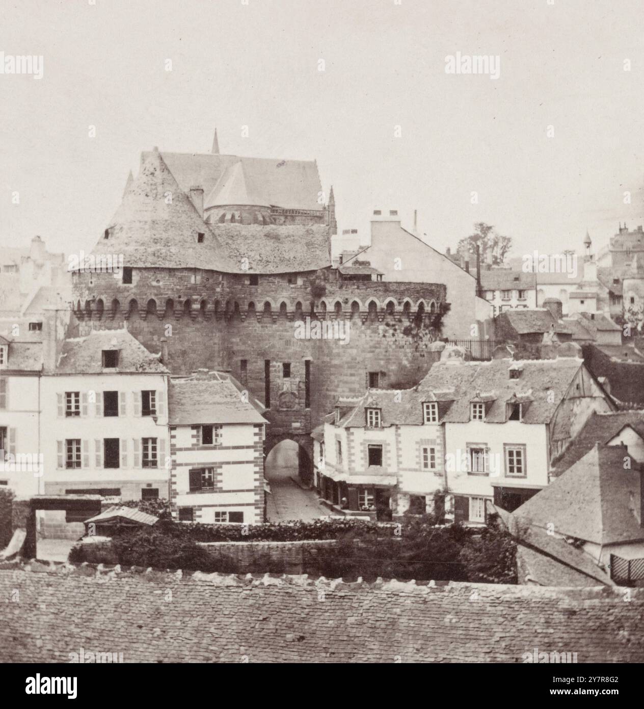 Vintage-Foto vom Dach und Tor der Kathedrale von St. Vincent in Vannes. Frankreich. 1858 (von H.D. Taylor, Fotograf) Stockfoto
