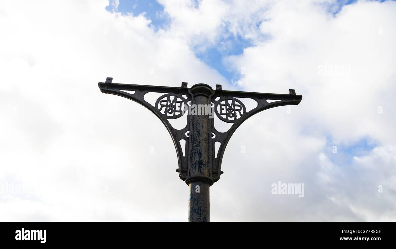 Gusseiserne Vordachstützen vom Bahnhof Yarmouth Beach an der Nelson Road. Das Logo ist für die Eastern and Midlands Railway, 1883 bis 1893. Gre Stockfoto
