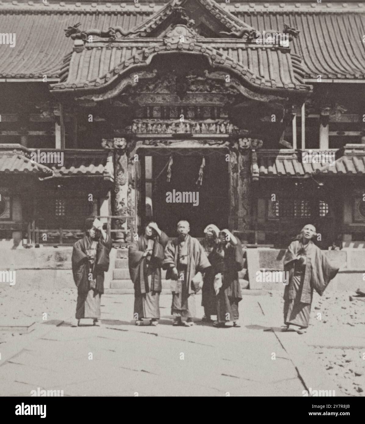 Vintage-Foto vom herrlichen Tor von Nikkos gefeiertem Tempel, Japan. 1896 Stockfoto